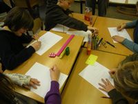 Leerlingen van De Christoffelschool schetsen hun ideeën voor de Cool Nature-speelplek.