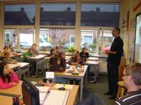 Projectleider Piet Kleingeld (gemeente Oude IJsselstreek) geeft basisschoolleerlingen een introductieles over Cool Nature.