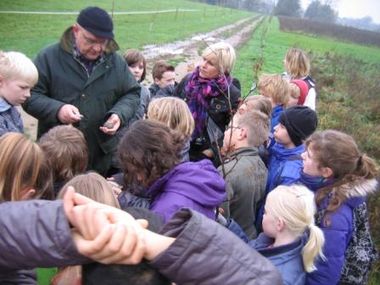 Leerlingen van De Christoffelschool uit Gendringen krijgen een rondleiding van Kees Broekhuizen (gemeente Oude IJsselstreek) door Engbergen.